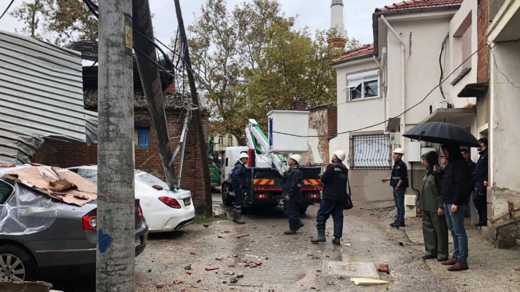 Balıkesir’i fırtına vurdu, çatılar uçtu 4